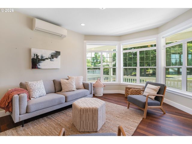 18266 S HOLLY Ln, Oregon City, OR 97045