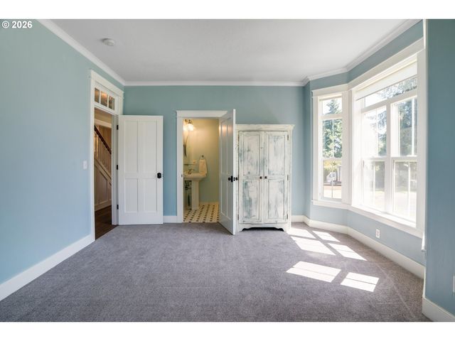 18266 S HOLLY Ln, Oregon City, OR 97045