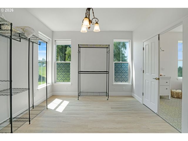 18266 S HOLLY Ln, Oregon City, OR 97045