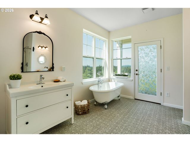 18266 S HOLLY Ln, Oregon City, OR 97045