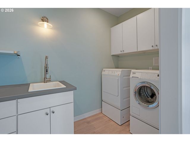 18266 S HOLLY Ln, Oregon City, OR 97045