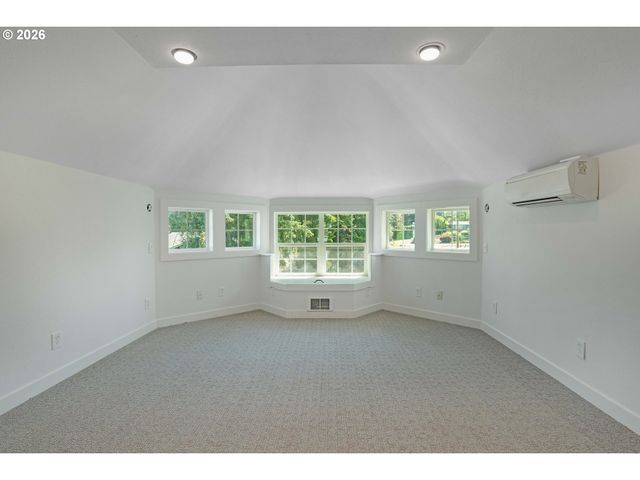 18266 S HOLLY Ln, Oregon City, OR 97045