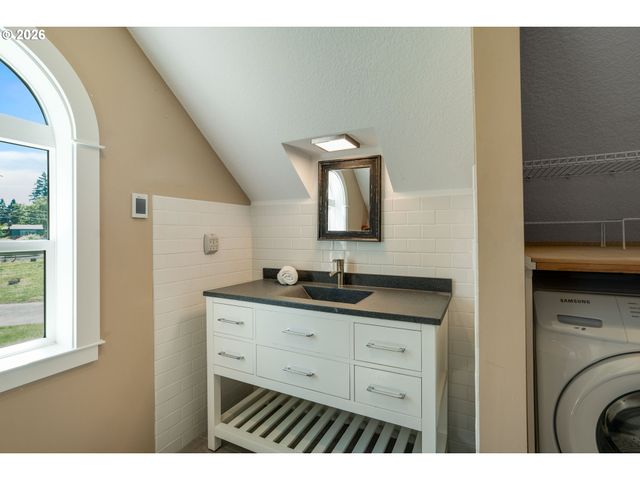 18266 S HOLLY Ln, Oregon City, OR 97045