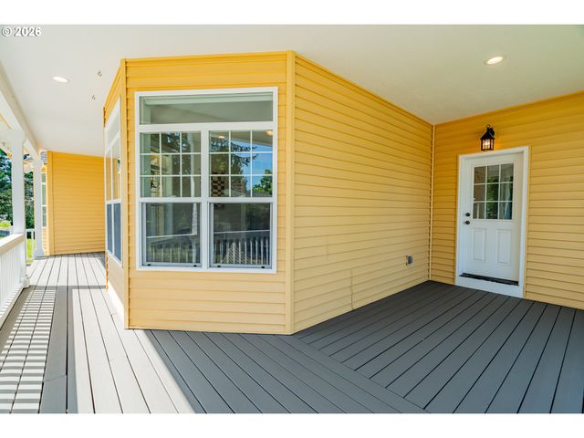 18266 S HOLLY Ln, Oregon City, OR 97045