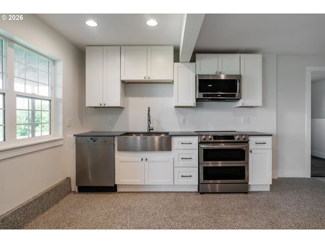 18266 S HOLLY Ln, Oregon City, OR 97045