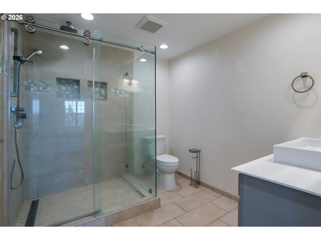 18266 S HOLLY Ln, Oregon City, OR 97045