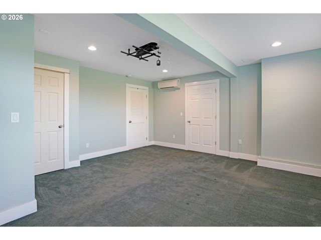 18266 S HOLLY Ln, Oregon City, OR 97045