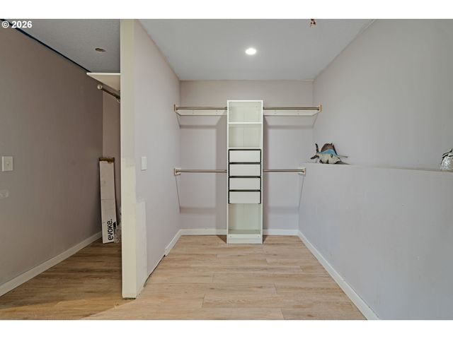 18266 S HOLLY Ln, Oregon City, OR 97045