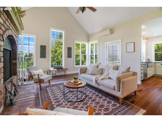 18266 S HOLLY Ln, Oregon City, OR 97045