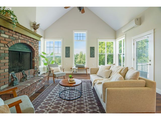 18266 S HOLLY Ln, Oregon City, OR 97045