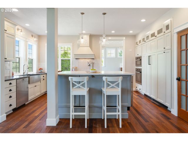 18266 S HOLLY Ln, Oregon City, OR 97045