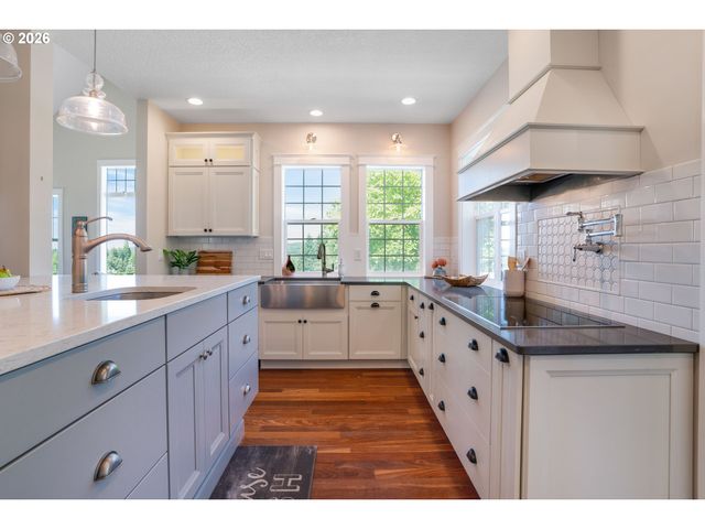 18266 S HOLLY Ln, Oregon City, OR 97045