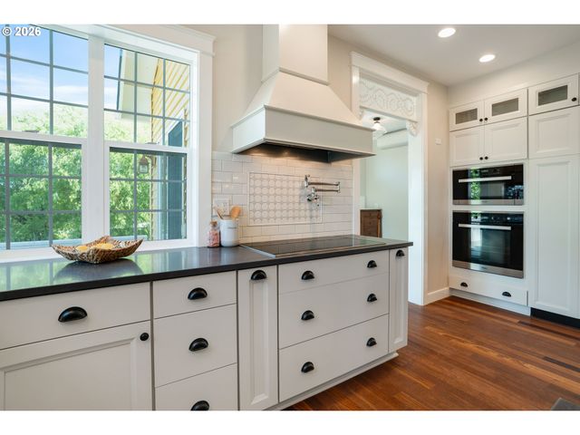 18266 S HOLLY Ln, Oregon City, OR 97045