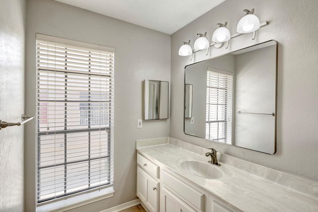 7350 Kirby 24, Houston, TX 77030