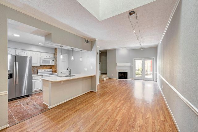 7350 Kirby 24, Houston, TX 77030