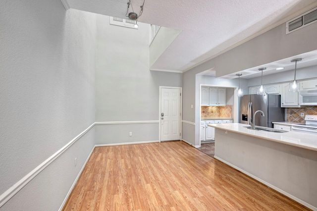 7350 Kirby 24, Houston, TX 77030