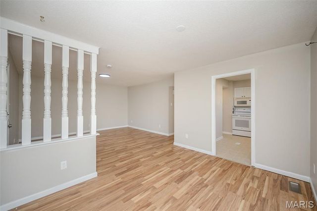 4353 Chateau De Ville Drive B, St Louis, MO 63129