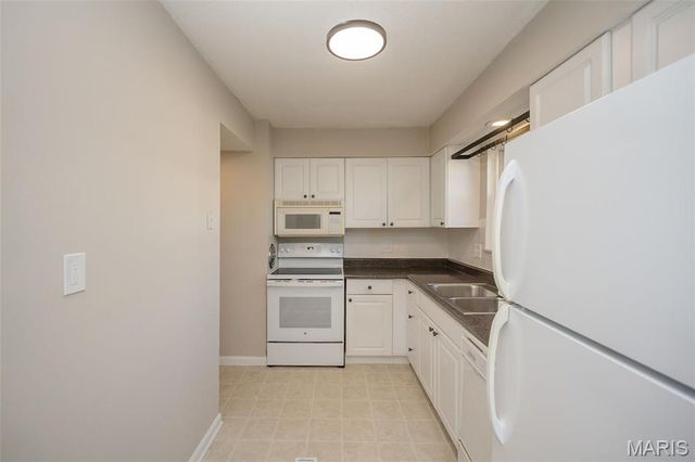 4353 Chateau De Ville Drive B, St Louis, MO 63129