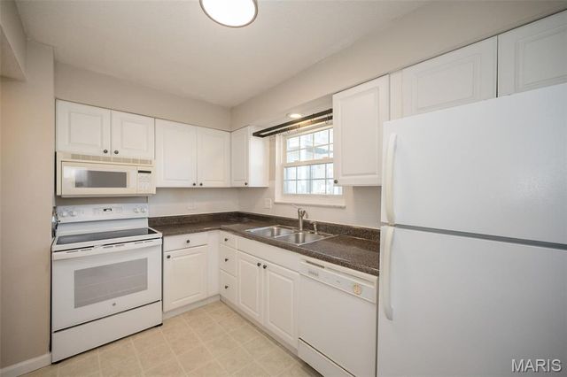 4353 Chateau De Ville Drive B, St Louis, MO 63129