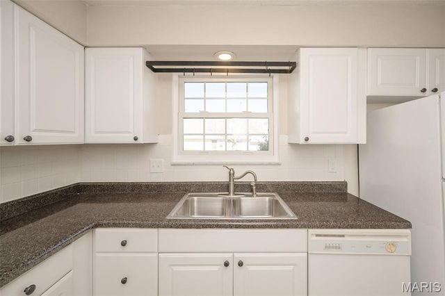 4353 Chateau De Ville Drive B, St Louis, MO 63129