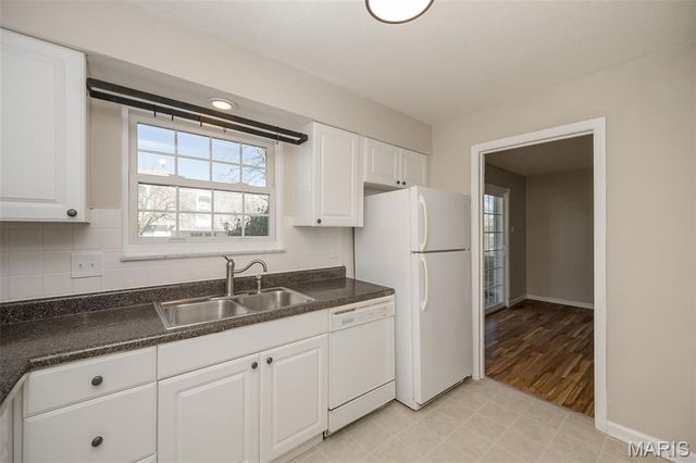 4353 Chateau De Ville Drive B, St Louis, MO 63129