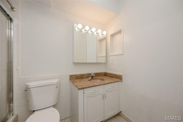 4353 Chateau De Ville Drive B, St Louis, MO 63129