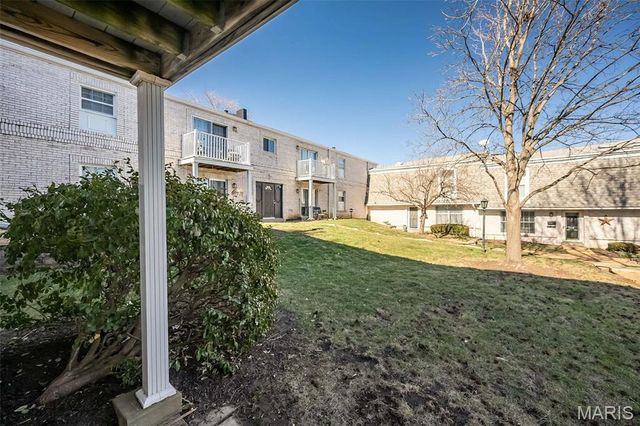 4353 Chateau De Ville Drive B, St Louis, MO 63129