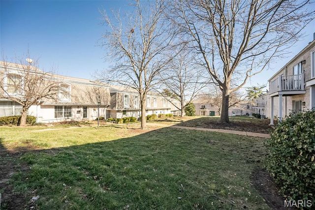 4353 Chateau De Ville Drive B, St Louis, MO 63129