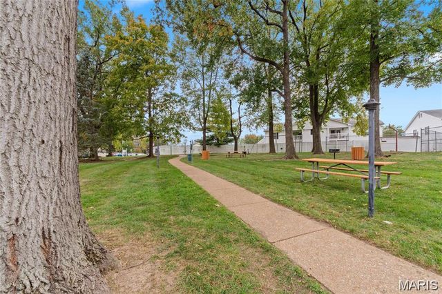 4353 Chateau De Ville Drive B, St Louis, MO 63129