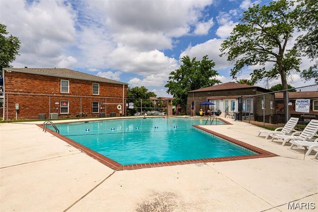 4353 Chateau De Ville Drive B, St Louis, MO 63129