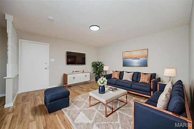 4353 Chateau De Ville Drive B, St Louis, MO 63129