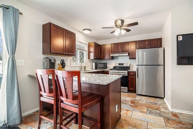 917 Iroquois Avenue, Waterford, MI 48327