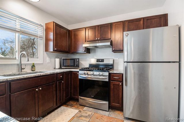 917 Iroquois Avenue, Waterford, MI 48327