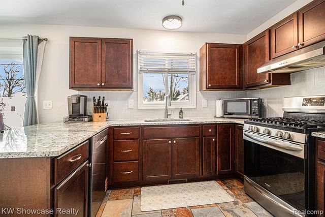 917 Iroquois Avenue, Waterford, MI 48327