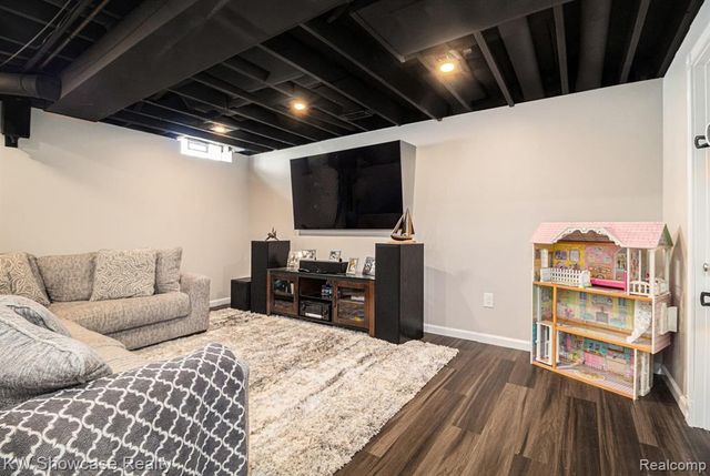 917 Iroquois Avenue, Waterford, MI 48327