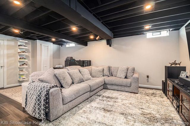 917 Iroquois Avenue, Waterford, MI 48327