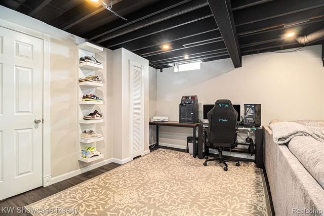 917 Iroquois Avenue, Waterford, MI 48327