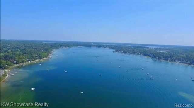 917 Iroquois Avenue, Waterford, MI 48327