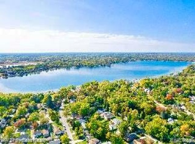 917 Iroquois Avenue, Waterford, MI 48327