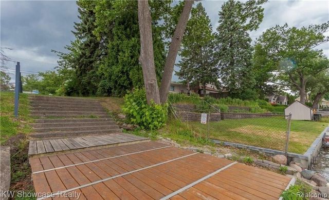 917 Iroquois Avenue, Waterford, MI 48327