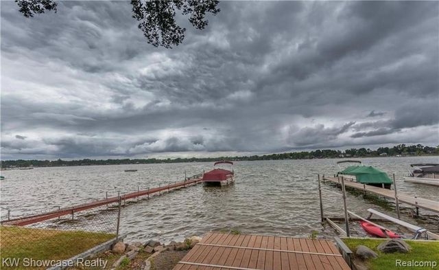 917 Iroquois Avenue, Waterford, MI 48327