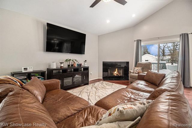 917 Iroquois Avenue, Waterford, MI 48327