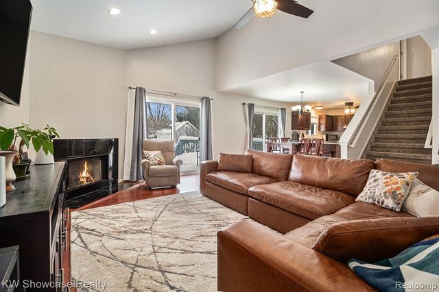 917 Iroquois Avenue, Waterford, MI 48327