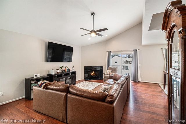 917 Iroquois Avenue, Waterford, MI 48327