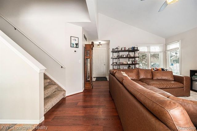 917 Iroquois Avenue, Waterford, MI 48327