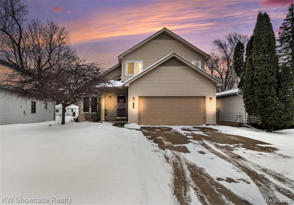 917 Iroquois Avenue, Waterford, MI 48327