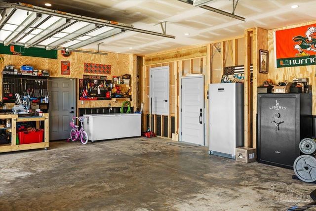 8200 Teton Crest Dr, Pace, FL 32571