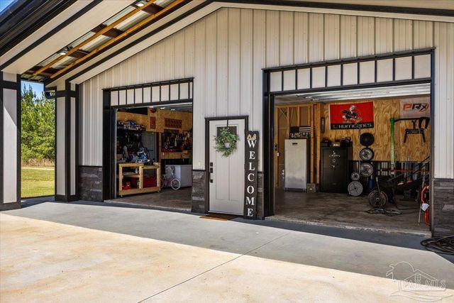 8200 Teton Crest Dr, Pace, FL 32571