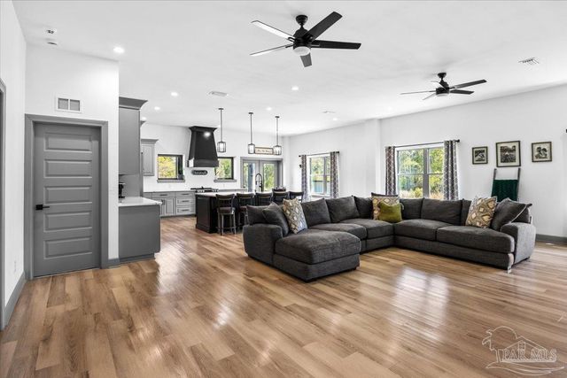 8200 Teton Crest Dr, Pace, FL 32571