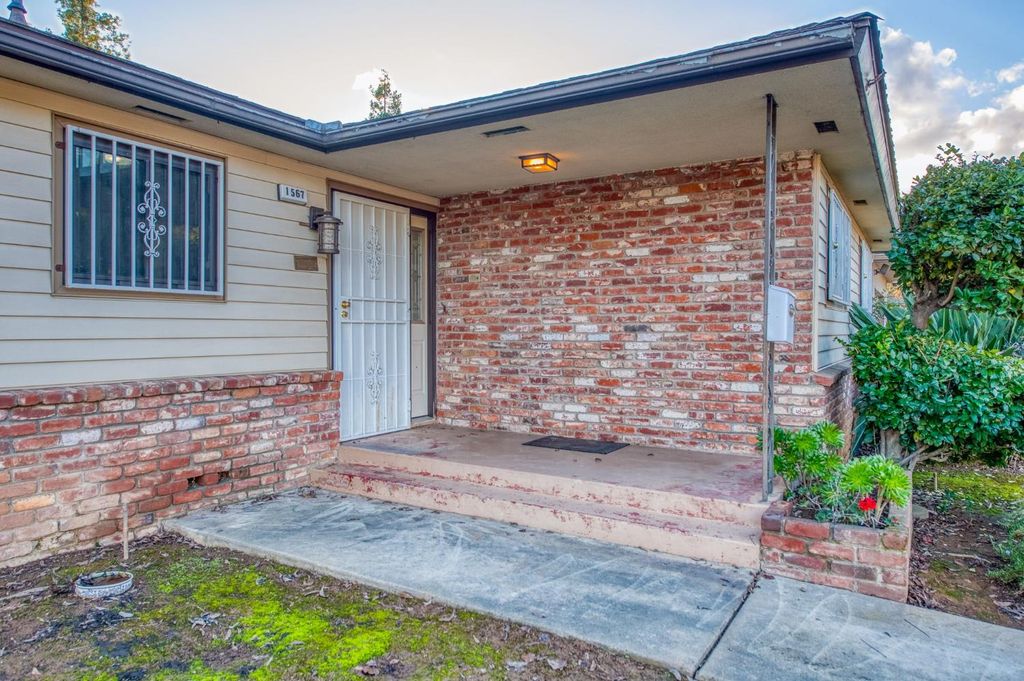 Image 10 of property listing at 1567 E Mesa Avenue, Fresno, CA 93710